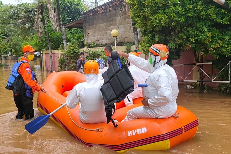 Relawan dan tenaga medis dari Puskesmas Jati Asih saat akan menjemput pasien Covid-19 terdampak banjir di Perumahan Bumi Nasio Indah, Bekasi, Minggu (21/2/2021)