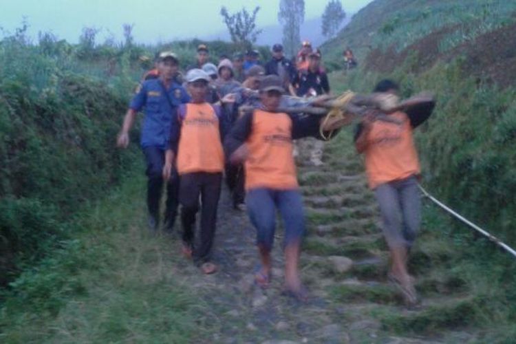 Tim SAR gabungan melakukan evakuasi jenazah pendaki Gunung Sumbing yang tewas akibat terjatuh ke jurang, Sabtu (21/1/2017) petang .