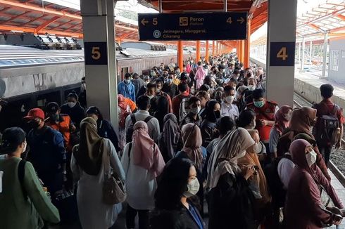 Keluhkan Perubahan Rute, Penumpang KRL: Sudah Capek Kerja Seharian, Harus Berdesak-desakan Lagi Saat Transit