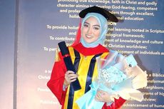 Pakai Toga, Nabilah Ayu Eks JKT48 Wisuda