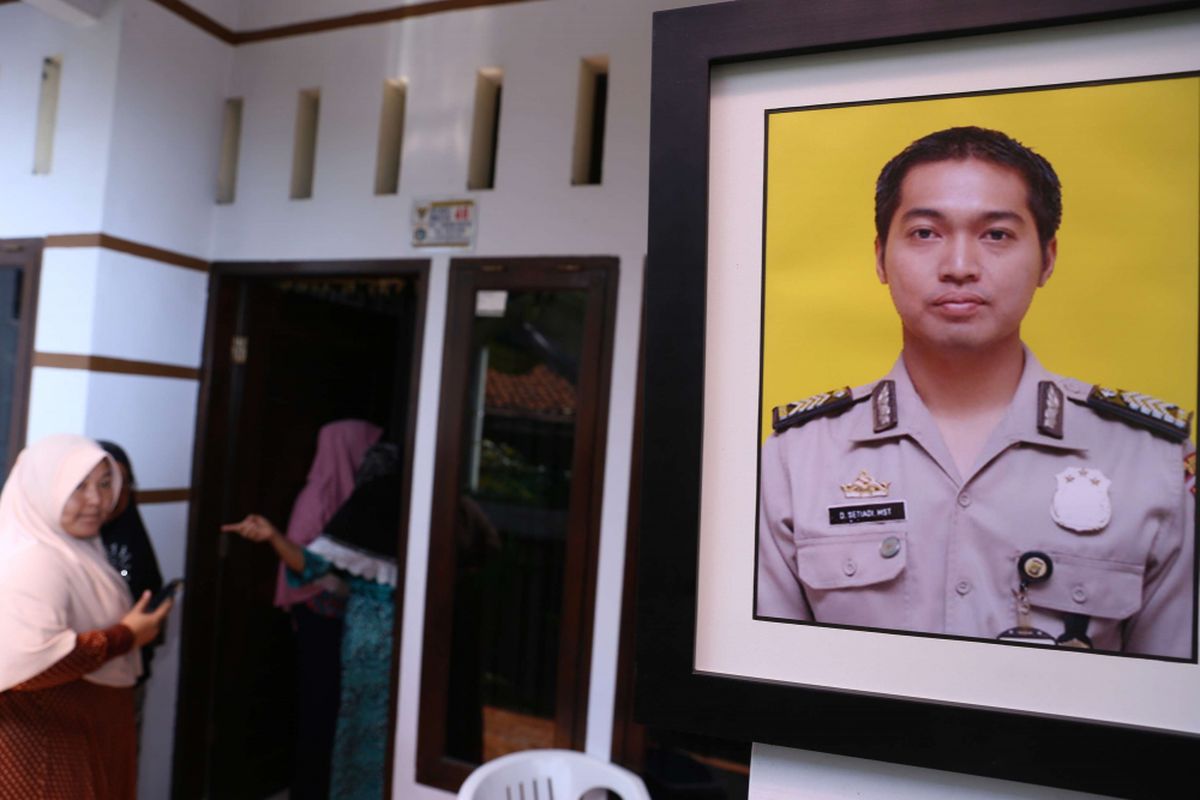 Suasana rumah duka Aipda Denny Setiadi di Cipayung, Jakarta Timur,  Kamis (10/5/2018). Denny merupakan seorang anggota kepolisian yang menjadi  korban kerusuhan di Mako Brimob Depok, Jawa Barat pada Selasa (8/5/2018) malam.