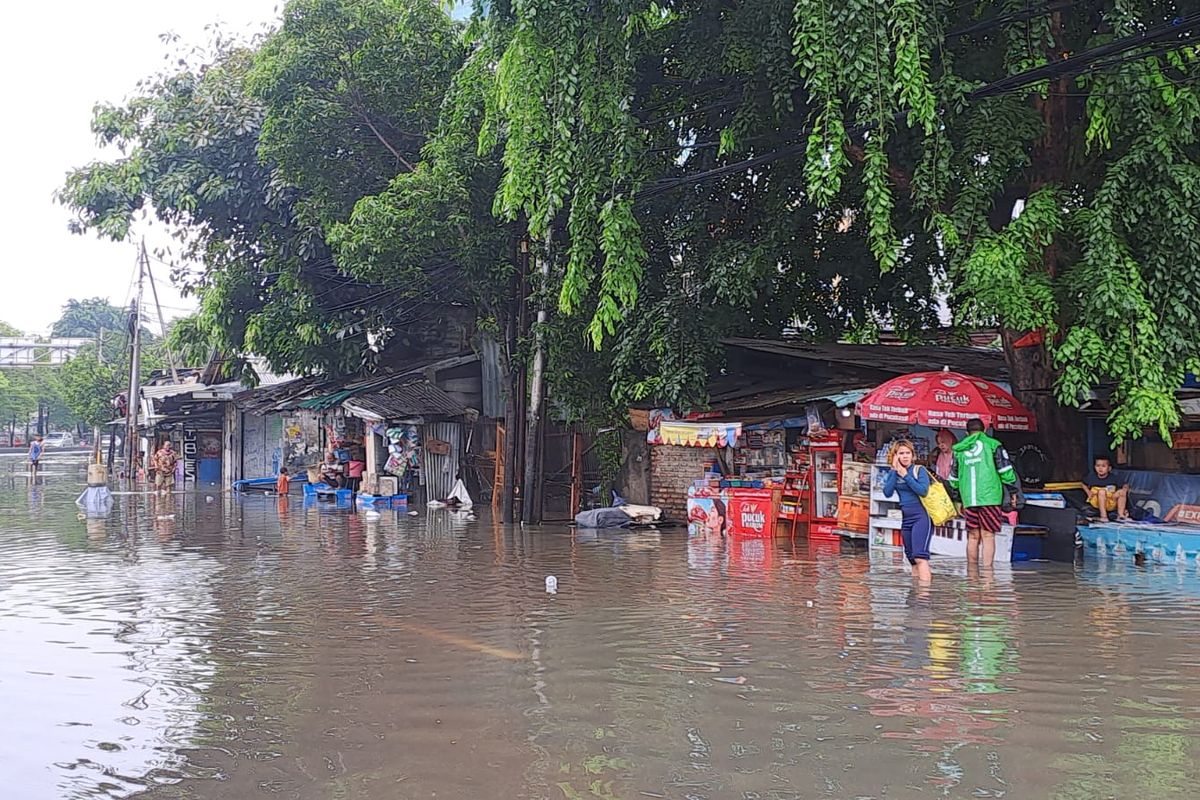 Jalan Daan Mogot, Jakarta Barat banjir hingga ketinggian sekitar 60 cm, Rabu (14/2/2024). 