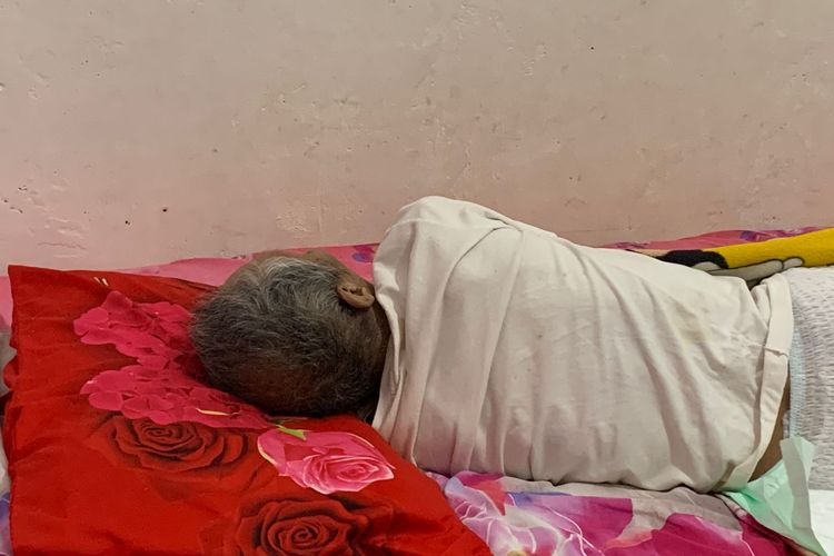 Pengisi suara Abdul Hamid atau yang dikenal sebagai Pak Ogah kini lebih berbaring tempat tidur di rumahnya kawasan Jatiasih, Kota Bekasi, Senin (5/12/2022).