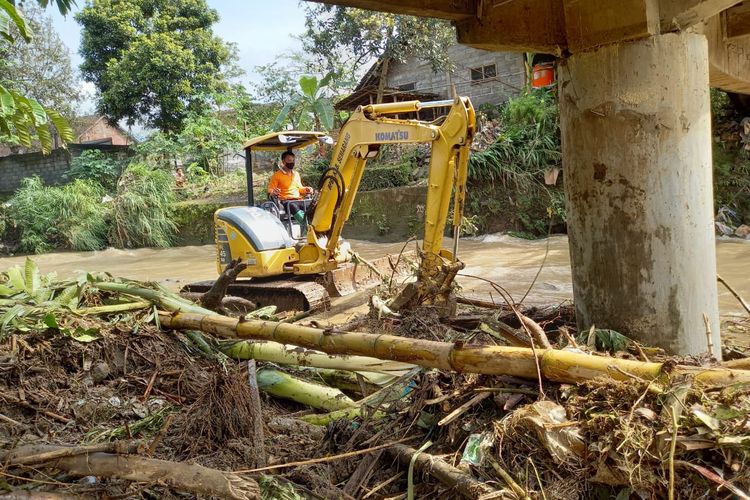 Proses pembersihan sampah penyebab banjir di Kabupaten Semarang.