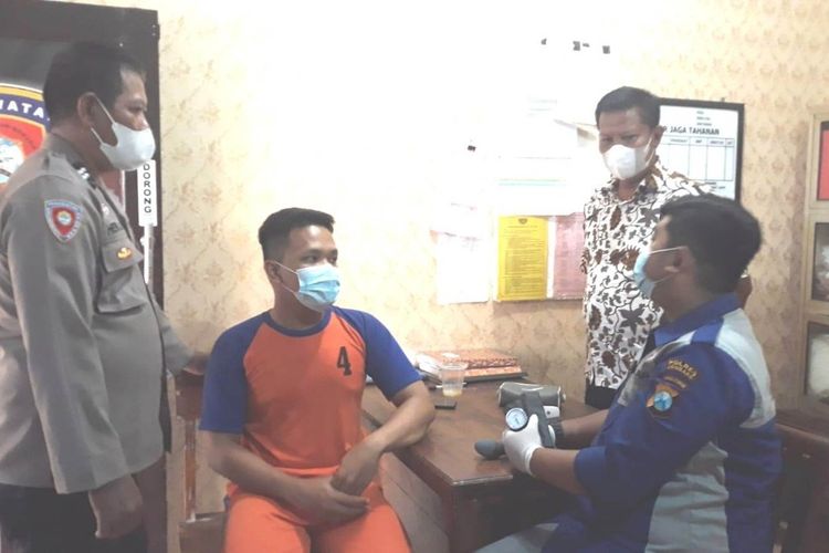 Tubagus Muhammad Joddy menjalani pemeriksaan sebelum dijebloskan ke ruang tahanan Mapolres Jombang, Jawa Timur, Kamis (11/11/2021) malam.
