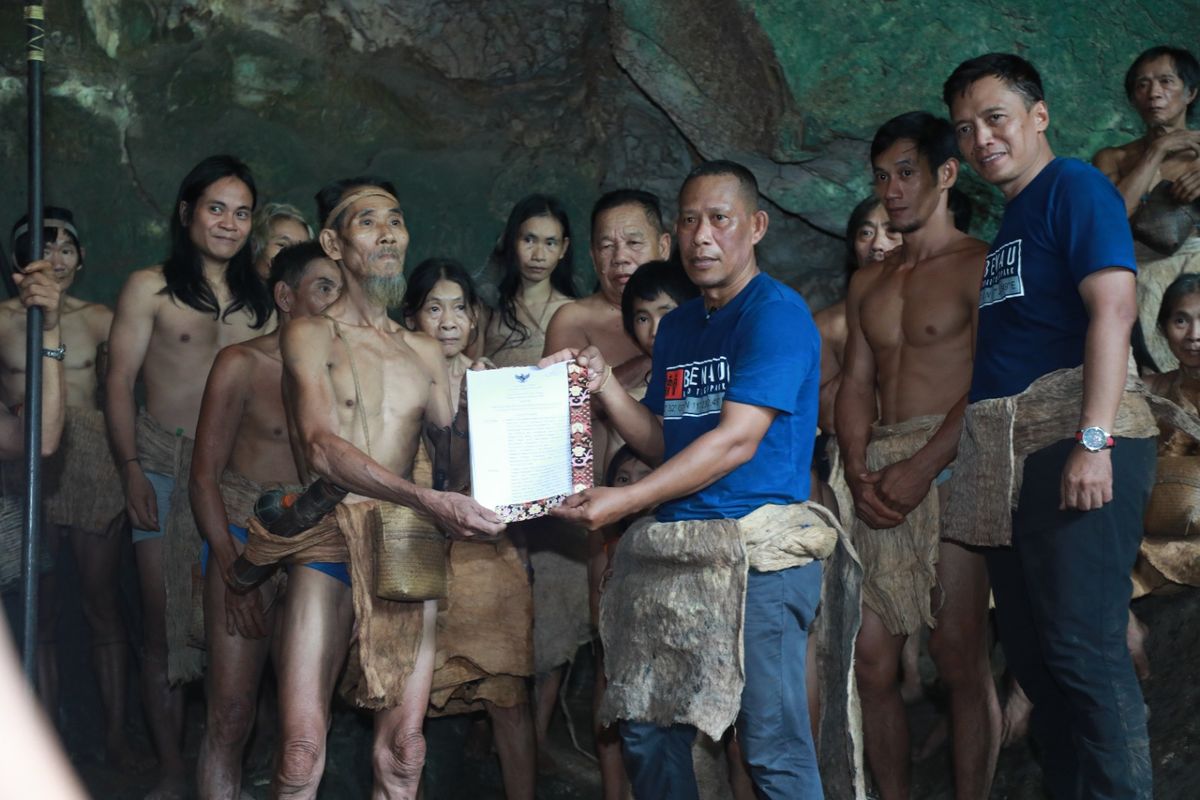 Bupati Bulungan Syarwani saat berkunjung langsung ke komunitas adat Punan Batu Benau.