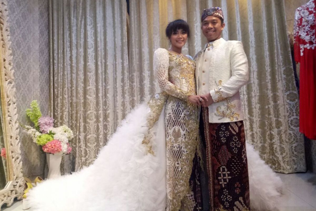 Sheza Idris dan calon suaminya, Surya Ibrahim saat menunjukan gaun pengantin di Hengky Kawilarang Boutique, Kemang, Jakarta Selatan, Kamis (3/8/2017).