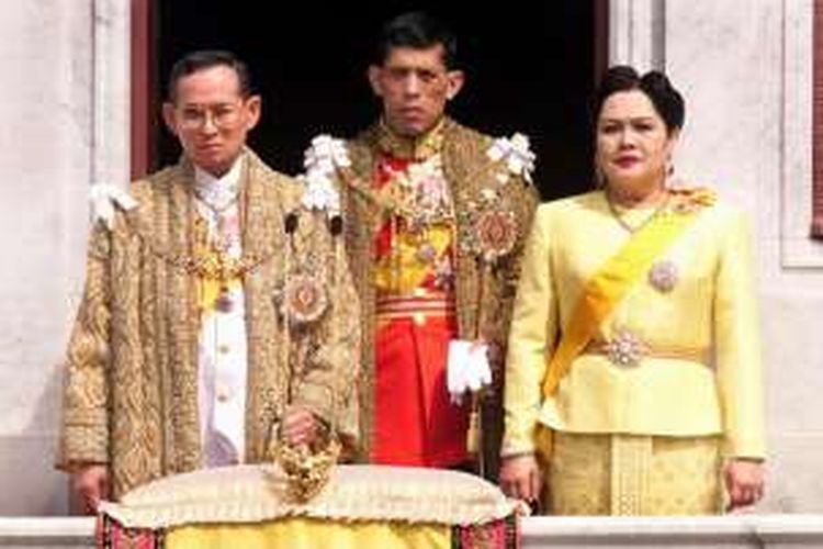 Foto Raja Bhumibol Adulyadej, Ratu Sirikit dan Pangeran Vajiralongkorn ini diambil pada 5 Desember 1999 dalam peringatan hari ulang tahun raja.
