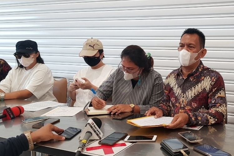 Keluarga lansia yang menjadi korban pengeroyokan  yang didampingi kuasa hukum saat melakukan konferensi pers di rumah duka Grand Heaven di Pluit, Jakarta Utara, Senin (24/1/2022).