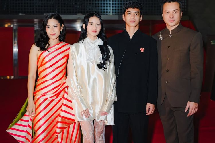 Dian Sastrowardoyo tampil memesona di BIFF 2025. Gaun stripes rancangan Sebastian Gunawan hingga reuni dengan Nicholas Saputra jadi sorotan.