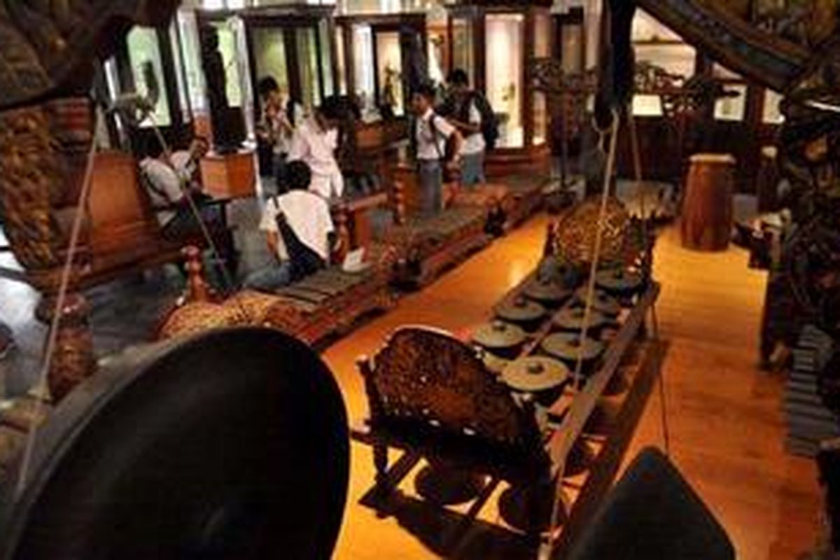 Pelajar melihat benda-benda purbakala koleksi Museum Nasional di Jakarta, Kamis (15/11/2012). Pemerintah kini menggalakkan wisata edukasi ke museum selain untuk mengenalkan museum juga mengajak para pelajar belajar sejarah dari benda-benda koleksi museum.  