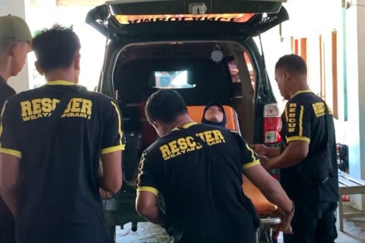 Tim Satlinmas evakuasi korban jatuh di tebing Pantai Siung, Gunungkidul. Sabtu (26/4/2025)