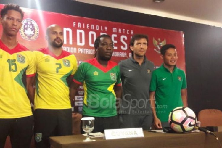 Pelatih timnas Indonesia, Luis Milla, dan Evan Dimas, bersama pelatih timnas Guyana, Wayne Dover, bersama dengan Jake Newton saat sesi jumpa pers jelang pertandingan di Hotel Horison, Bekasi, Jawa Barat, Jumat (24/11/2017).