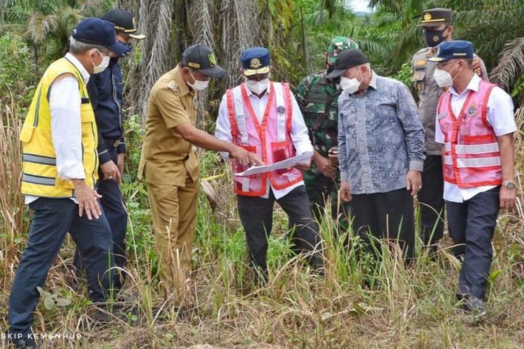 Menteri Perhubungan Budi Karya Sumadi (tengah) dan Gubernur Kaltim Isran Noor (kiri) saat melakukan peninjauan lokasi  pembangunan bandara VVIP di Ibu Kota Negara (IKN) Nusantara, di Sepaku, Penajam Paser Utara, Senin (21/2/2022).