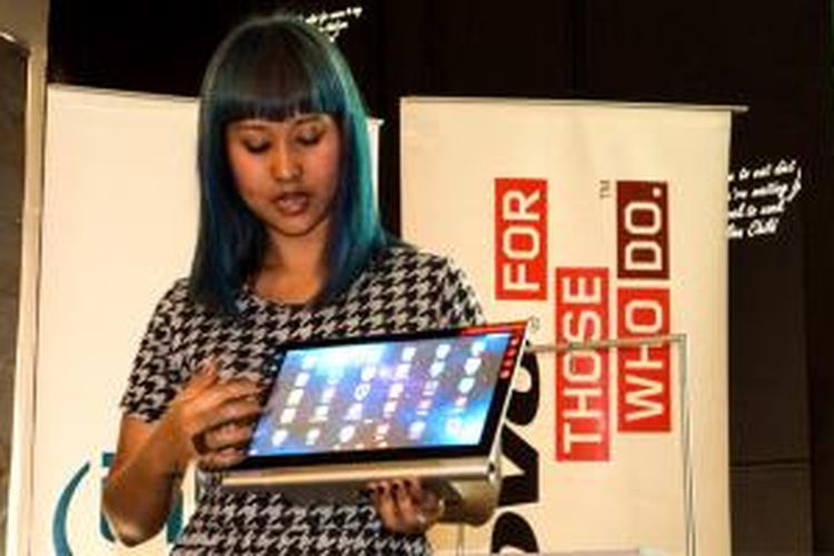 4P Tablet Manager-Consumer Lenovo Indonesia Capriana Natalia menunjukkan Lenovo Yoga Tablet 2 Pro