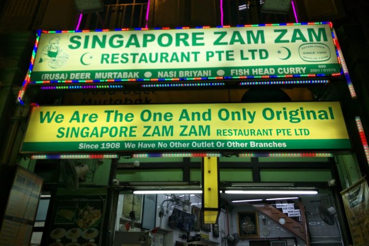 Papan nama Singapore Zam Zam Restaurant di North Bridge Road, tak jauh dari Masjid Sultan, Kampung Gelam, Singapura, Jumat (13/7/2018).