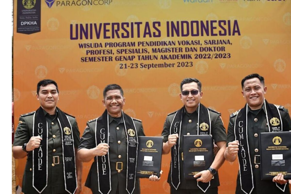 Para perwira TNI AD yang lulus cumlaude di UI. 