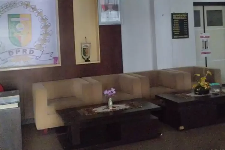 Ruang Ketua DPRD Kuansing Ikut Disegel KPK, Keberadaan Juprizal Belum Diketahui