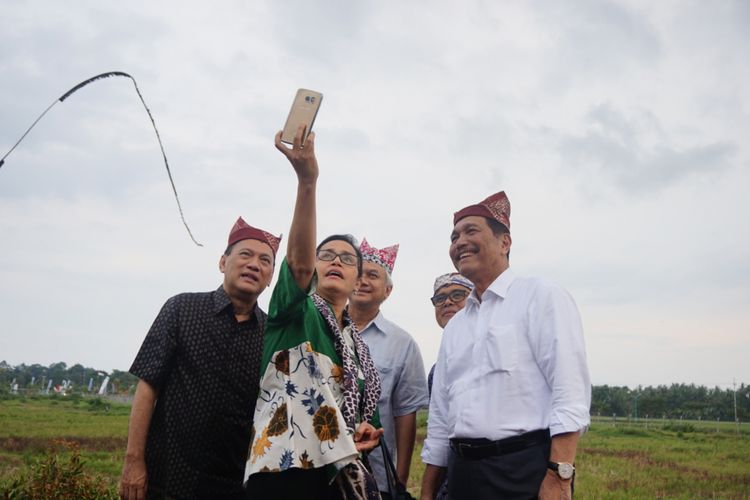 Menteri Keuangan Sri Mulyani dan Menteri Koordinator Bidang Kemaritiman Jenderal TNI (Purn.) Luhut Binsar Pandjaitan selfie saat berkunjung ke Bandara Banyuwangi Kamis (1/3/2018). Bergabung bersama mereka, Gubernur Bank Indonesia Agus Dermawan Wintarto Martowardjojo dan juga Bupati Banyuwangi Abdullah Azwar Anas.