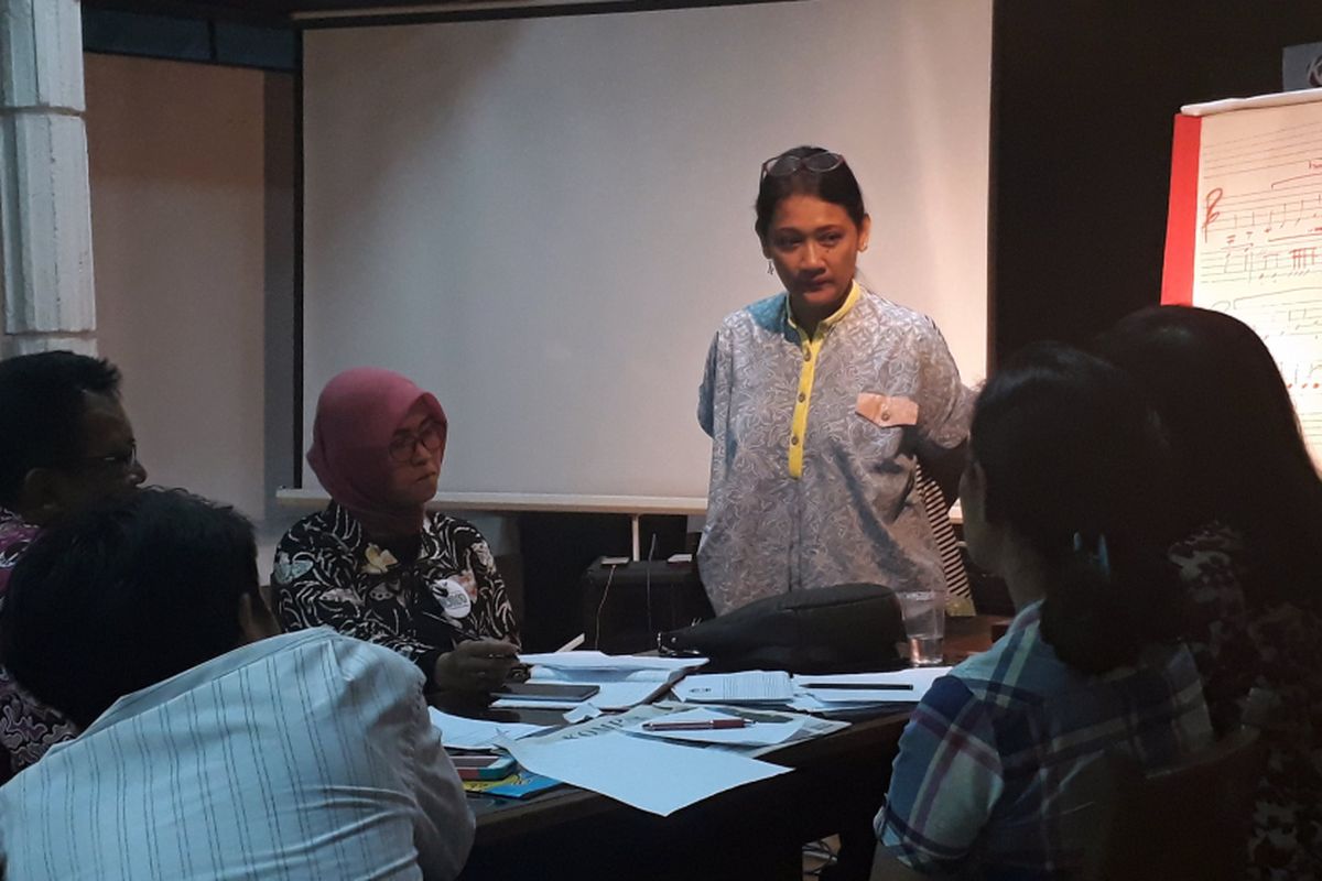 Dian HP diabadikan saat sedang memberikan Workshop Cipta Lagu Anak 2017 di Bentara Budaya Jakarta, Palmerah Selatan, Jakarta Pusat, Selasa (25/4/2017)