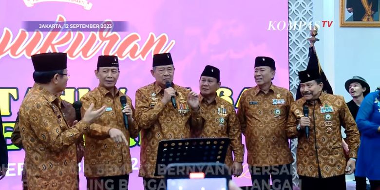  Bakal calon presiden (capres) Partai Gerindra, Prabowo Subianto, tampak mesra dengan Ketua Majelis Tinggi Partai Demokrat, Susilo Bambang Yudhoyono (SBY), ketika hadir di acara Hari Ulang Tahun (HUT) ke-64 Persatuan Purnawirawan dan Warakawuri (Pepabri), Selasa (12/9/2023).