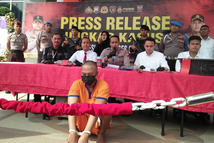 MKU, ayah pelaku pencabulan anak tiri (depan) saat dihadirkan dalam rilis ungkap kasus di halaman kantor Polres Gresik, Jawa Timur, Senin (3/7/2023).