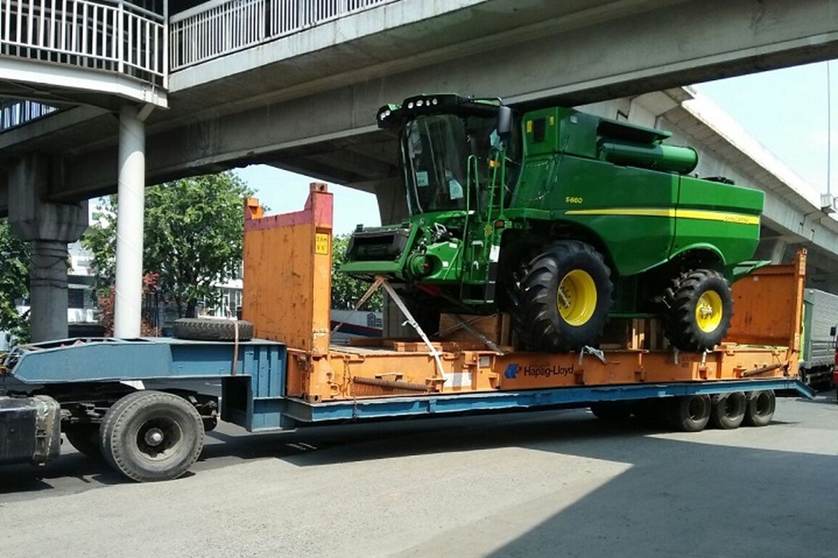 Truk pengangkut alat berat pengolahan kelapa sawit tersangkut di sebuah jembatan penyeberangan orang (JPO) di di Kelurahan Koja, Koja, Jakarta Utara, Rabu (25/10/2017).
