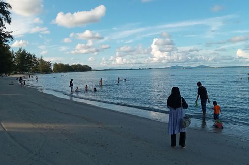 Wisata Murah Meriah di Pangkalpinang, Pantai Pasir Padi Diserbu Ribuan Pengunjung