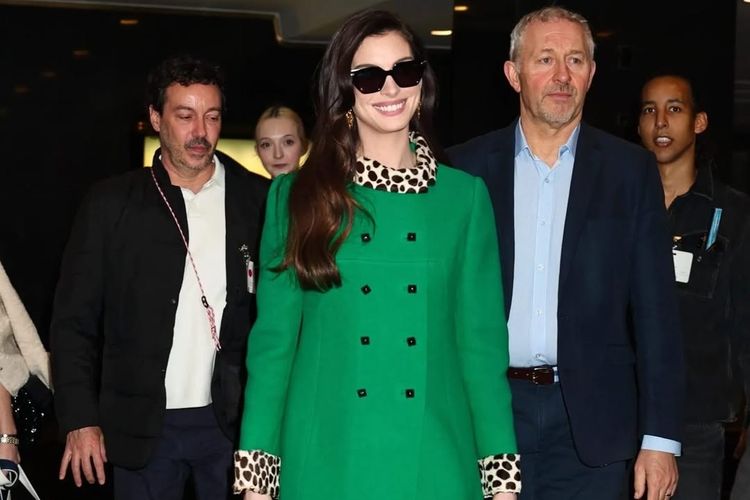 Anne Hathaway Pakai Lagi Mantel Ikonik The Devil Wears Prada, Nostalgia 20 Tahun