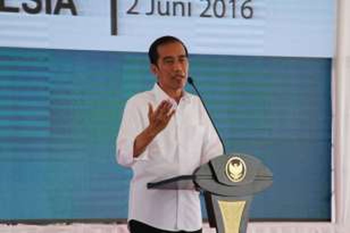Presiden Joko Widodo memberi sambutan saat meresmkan proyek Pembangkit Listrik Tenaga Mesin Gas di Lhokseumawe, Aceh, Kamis (2/6/2016).
