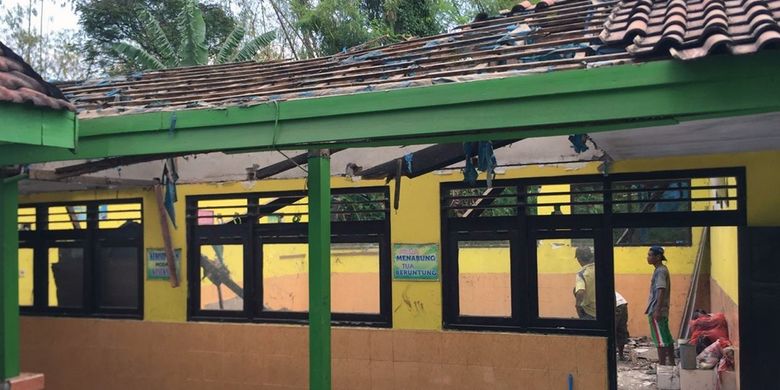 Kondisi bangunan salah satu ruang kelas di SDN Dukuh Klopo, Kecamatan Peterongan, Kabupaten Jombang, Jawa Timur. Pada Senin (11/11/2019) pagi, sejumlah pekerja membersihkan puing-puing bekas atap bangunan tersebut.