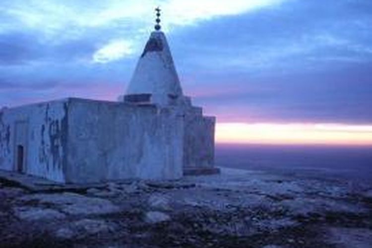 Kuil Chermera atau kuil 40 Pria ini dibangun di puncak Pegunungan Sinjar, Irak. Usia kuil ini begitu tua sehingga tak seorangpun ingat kapan kuil ini dibangun dan bagaimana kuil ini mendapatkan namanya. Foto kuil ini diambil oleh seorang prajurit AS dari Kompi Signal ke-334, Brigade ke-3, Divisi Infantri ke-2 pada April 2004.
