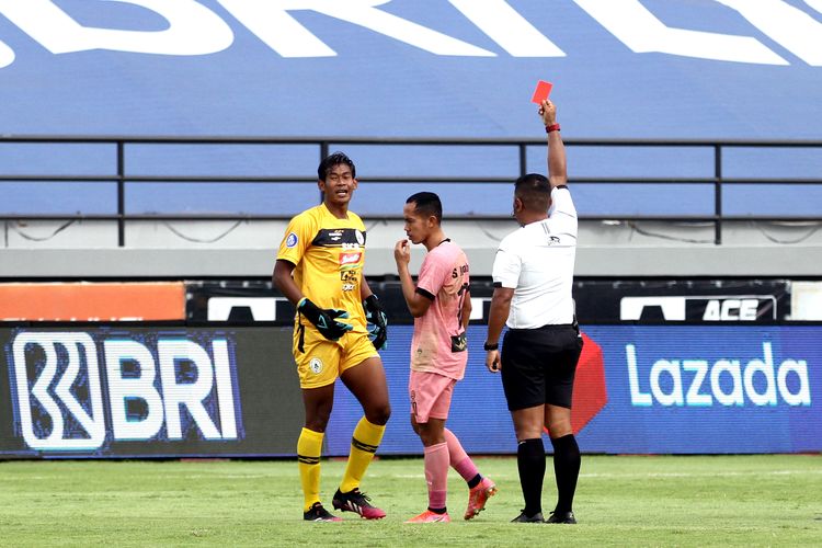 Penjaga gawang PSS Sleman Bagas Prasetiyo mendapat kartu merah seusai melanggar pemain Madura United Renan Silva pada pertandingan pekan 20 Liga 1 2021-2022 yang berakhir dengan skor 1-1 di Stadion Kapten I Wayan Dipta Gianyar, Selasa (18/1/2022) sore.