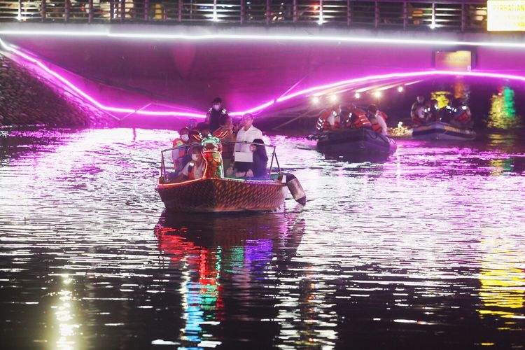 Wali Kota Surabaya Eri Cahyadi menikmati indahnya wisata malam hari di Kota Surabaya dengan mencoba wahana wisata perahu air Kalimas dengan rute Monumen Kapal Selam (Monkasel) - Taman Prestasi - Taman Ekspresi - Museum Pendidikan, Rabu (25/5/2022).
