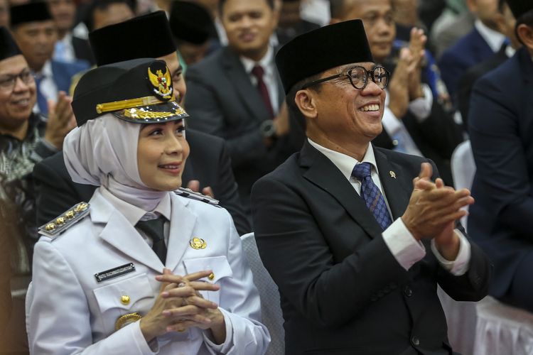 Menteri Desa dan Pembangunan Daerah Tertinggal (Mendes PDT) Yandri Susanto (kanan) mendampingi istrinya yang juga Bupati Kabupaten Serang Ratu Zakiyah (kiri) saat pelantikan Bupati dan Wakil Bupati Kabupaten Serang di Pendopo Gubernur Provinsi Banten, Kota Serang, Banten, Selasa (27/5/2025). Ratu Zakiyah dan Najib Hamas resmi dilantik sebagai Bupati dan Wakil Bupati Kabupaten Serang terpilih masa jabatan 2025-2030 setelah sebelumnya menang dalam Pemungutan Suara Ulang (PSU) Pilkada Kabupaten Serang 2024. ANTARA FOTO/Angga Budhiyanto/Spt.