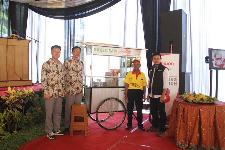 Dompet Dhuafa dan PT. Miwon, sinergi untuk mengembangkan usaha pedagang bakso keliling melalui program Pedagang Tangguh di Gresik, Jawa Timur.