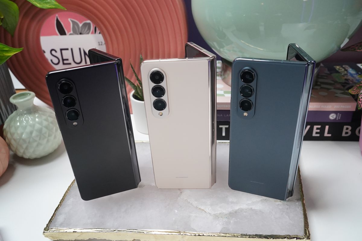 Samsung Galaxy Z Fold 4 varian warna Beige, Phantom Black, dan Graygreen.