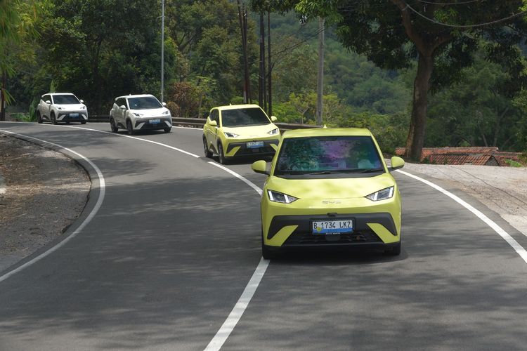 BYD Atto 1 menjajal jalanan Bandung-Garut. 