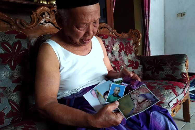 Sanusi menunjukkan foto orang-orang yang mencari jodoh di rumahnya di Kecamatan Garum, Kabupaten Blitar, Sabtu (13/11/2021)