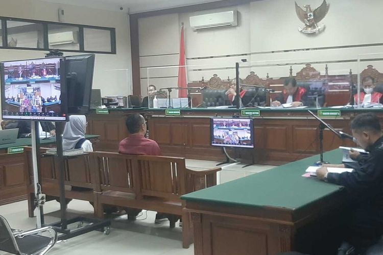 Sidang perdana perkara TPPU mantan bupati Probolinggo Puput Tantriana Sari dan suaminya Hasan Aminuddin di Pengadilan Tipikor Surabaya, Kamis (13/6/2024).