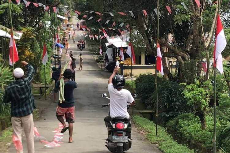 Warga desa Pelauw Kecamatan Pulau haruku, kabupaten Maluku Tengah korban konflik yang mengungsi di kawasan Air Besar, Kecamatran Sirimau Ambon mengibarkan bendera setengah tiang menjelang Hari Ulang Tahun (HUT) ke-77 Kemerdekaan RI jalan-jalan dan tempat tinggal mereka, Rabu (10/8/2022)