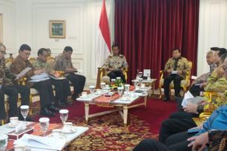 Pimpinan Dewan Perwakilan Rakyat menemui Presiden Joko Widodo untuk membahas usulan revisi Undang-undang Pilkada di kantor presiden, Senij (18/5/2015).