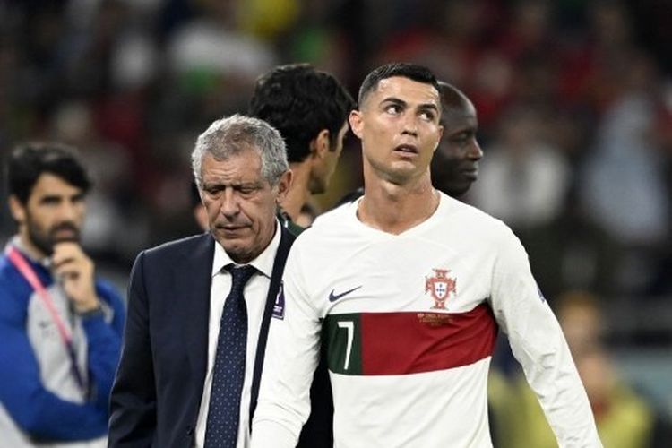 Fernando Santos (kiri) berjalan bersama Cristiano Ronaldo (kanan) setelah laga Grup H Piala Dunia 2022 Qatar yang mempertemukan Korea Selatan vs Portugal pada 2 Desember 2022. Terkini, Fernando Santos dipecat tidak lama setelah timnas Portugal tersigkir pada perempat final Piala Dunia 2022.