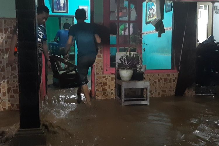 Banjir rendam puluhan rumah di Desa Kutorenon, Kabupaten Lumajang, Kamis (29/4/2023)