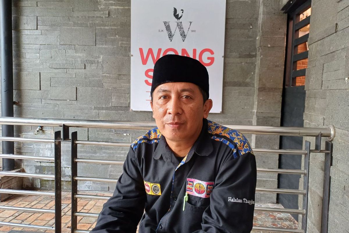 Amru, Penanggung Jawab Ayam Bakar Wong Solo saat menceritakan situasi mencekam yang dialami para pegawai saat massa ojek online (ojol) mengepung warung makannya, Selasa (15/8/2023) malam. 