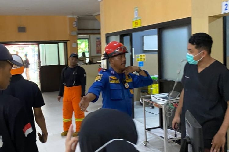 Asnan, petugas Damkar Banyuwangi saat bekerja. Rabu, (29/1/2025) 