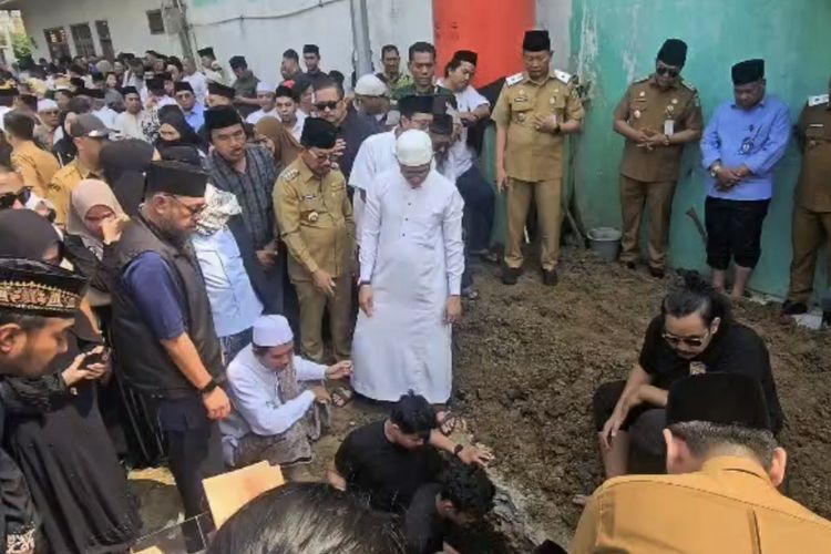 Suasana Haru Iringi Pemakaman Ketua DPRD Kota Tangerang Rusdi Alam di Batuceper
