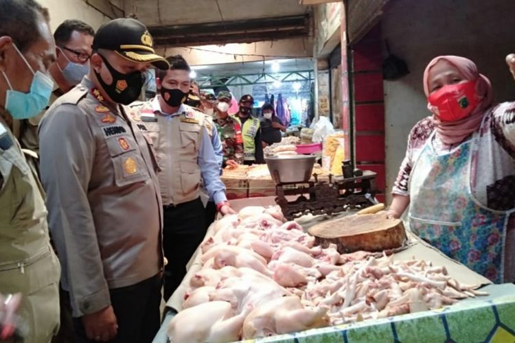 Kapolres Malang, AKBP Hendri Umar saat sidak bahan pokok di Pasar Kepanjen, Kabupaten Malang, Selasa (22/12/2020).