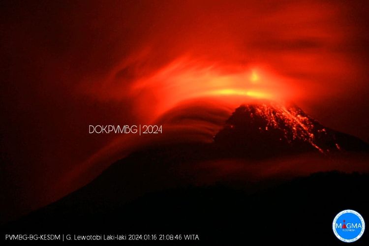 Gunung Lewotobi Laki-laki mengeluarkan lontaran lava pijar pada Selasa (16/1/2024) malam.