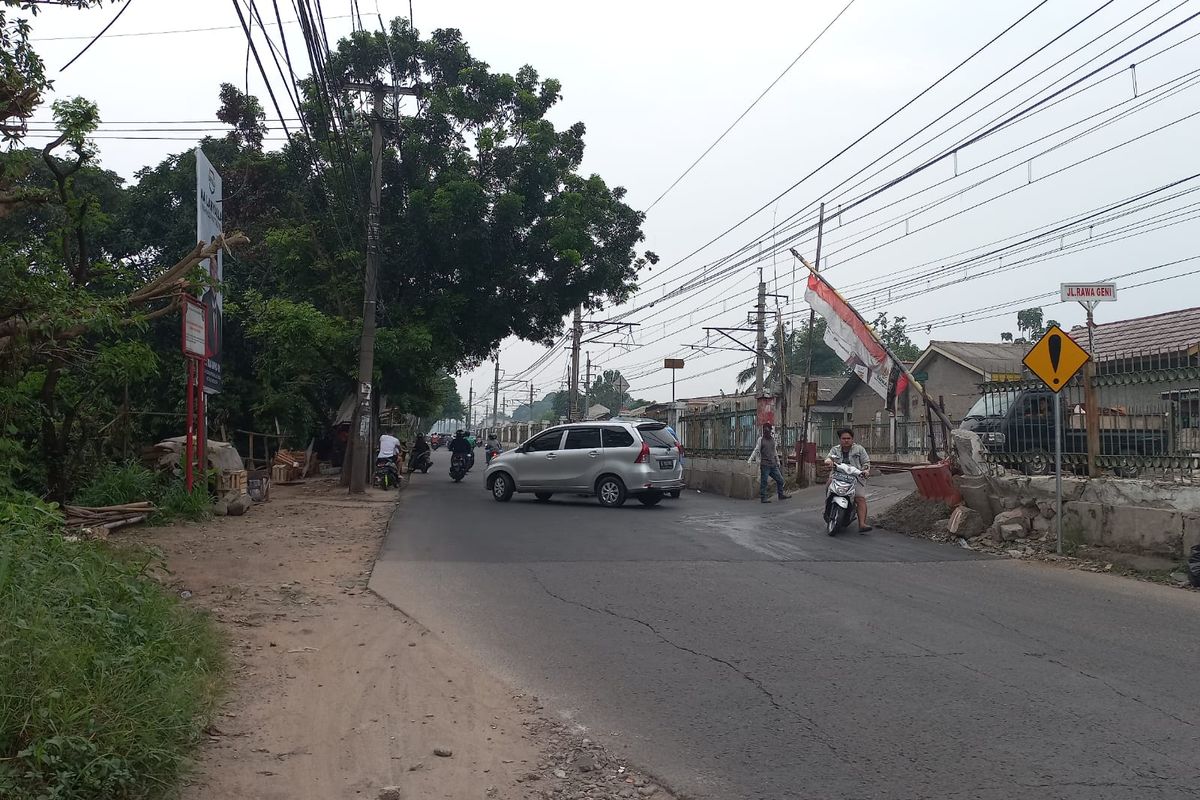 Kondisi Jalan Raya Citayam dekat pelintasan sebidang Rawa Geni, Ratu Jaya, Cipayung, Depok, pada Sabtu (25/6/2022). Tampak para PKL telah mengosongkan lapaknya.